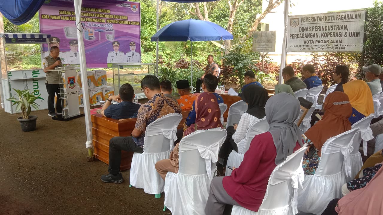 Dinas Perindag kota Pagar Alam melalui Bidang Perdagangan melaksanakan penyerahan bantuan sarana dan prasarana perdagangan bagi UMKM di Kota Pagar Alam